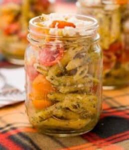 End-Of-Summer Pesto Pasta Salad In A Jar